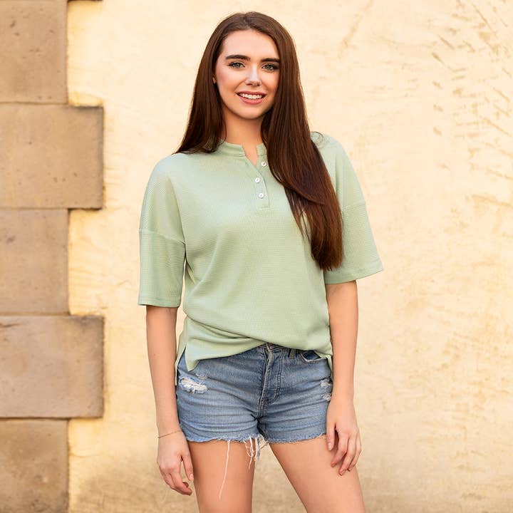 Solide Knoopjes Korte Mouw Top met Slits voor wholesale door Your Fashion Wholesale