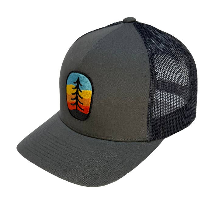 Casquette Trucker Arc-en-ciel Arbre à Visière Courbée pour la vente par Direction Apparel