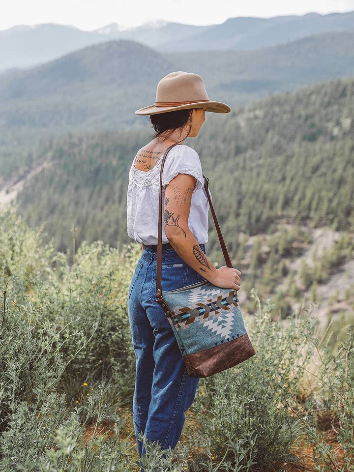 Brooklyn leren schoudertas | Gemaakt van Pendleton-wol voor wholesale door Grace Design