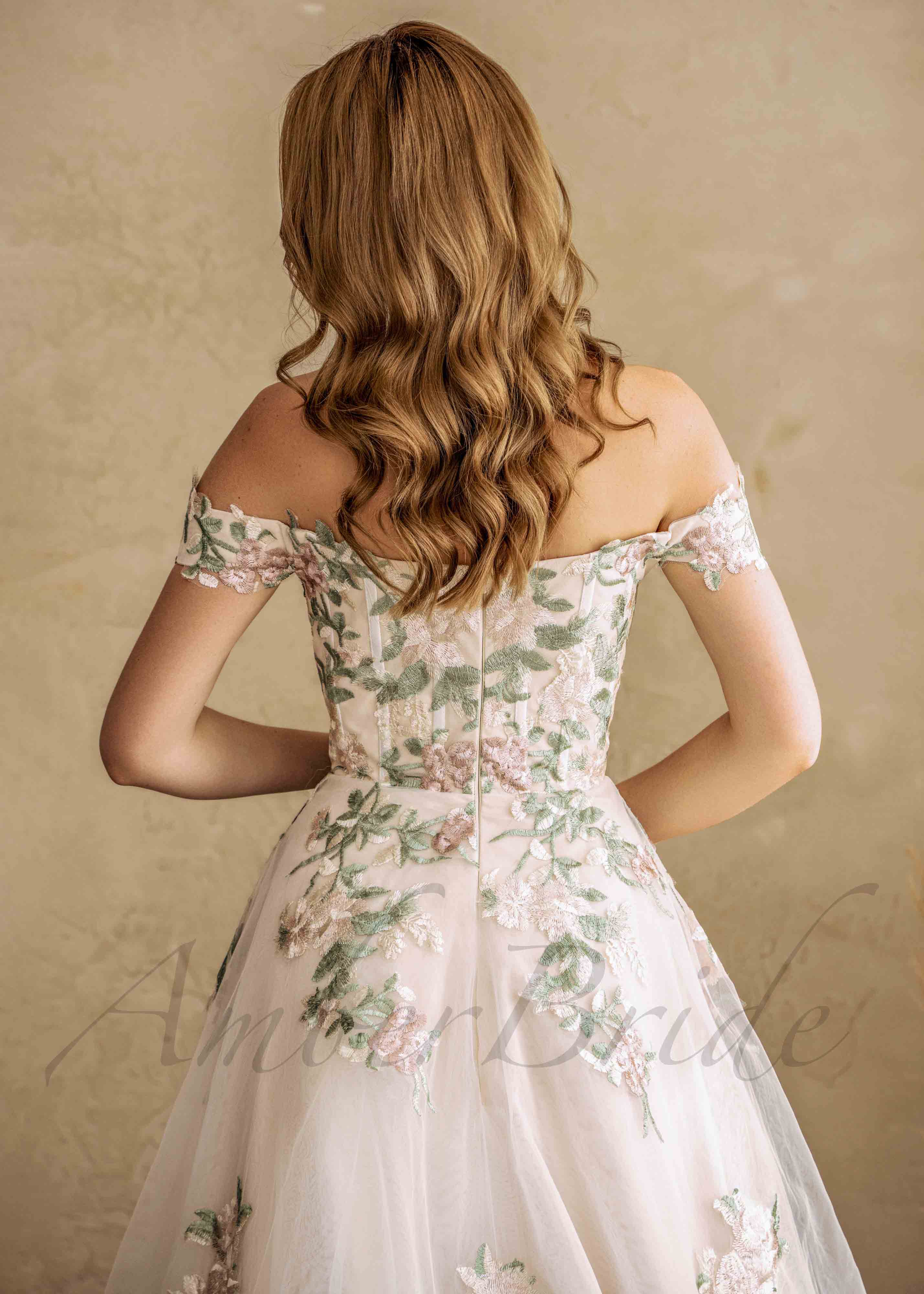 Amber Commerce Group, MB - Wholesale Formele jurk - Dames - UITVERKOOP: Kleurvolle A-lijn Off-Shoulder Bruidsjurk met Geborduurde Bloemen3