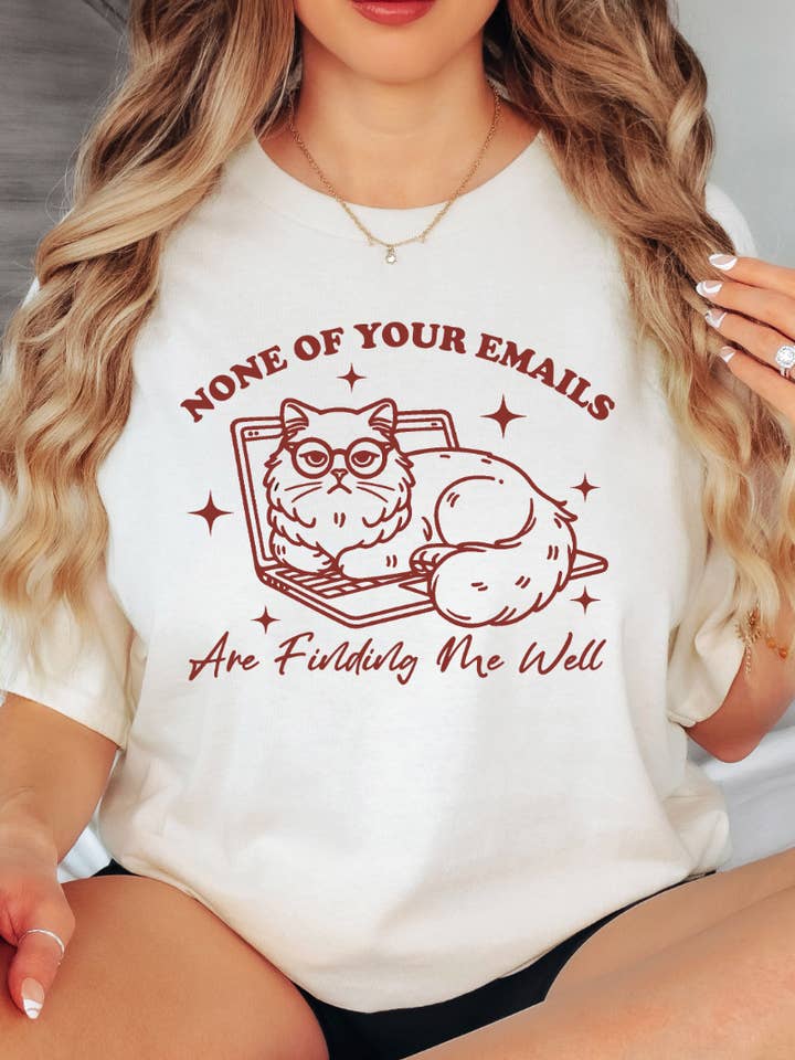 Camiseta Gráfica "Tus Correos No Me Encuentran Bien" para venta al por mayor de Southern Chic