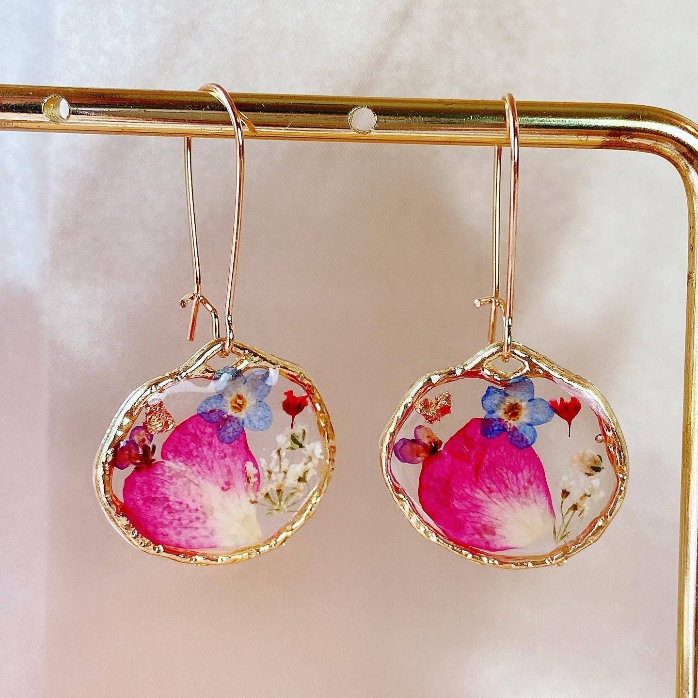 Daisy Moon by Hillerland - Vente Boucles d'oreilles pendantes - Créoles à fleurs pressées, boucles d'oreilles botaniques0