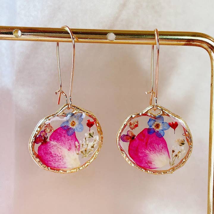 Daisy Moon by Hillerland - Venta al por mayor Pendientes colgantes - Aros con flores prensadas, pendientes botánicos