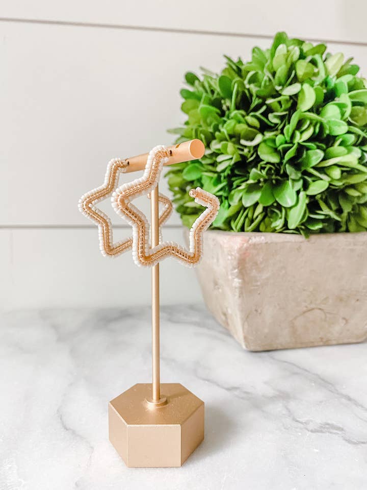 Aretes llamativos en forma de argolla con cuentas blancas y doradas en forma de estrella para venta al por mayor de Brookhaven Baubles