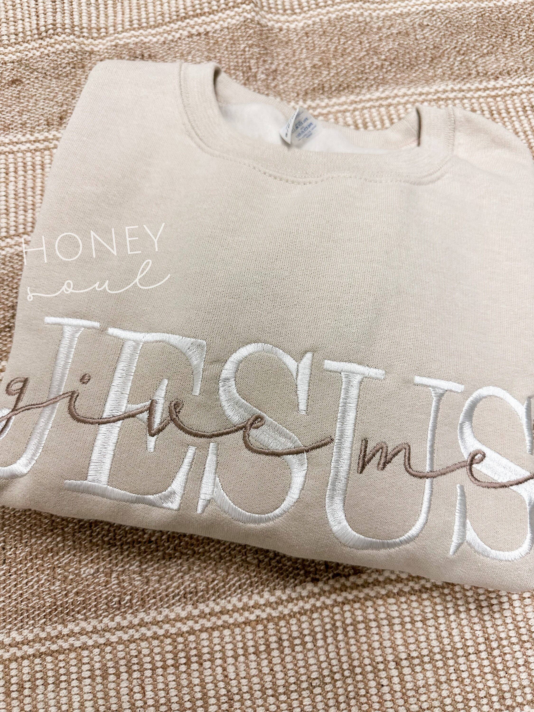 Honey Soul LLC – Großhandel Sweatshirt mit Grafikdruck – Unisex – Besticktes Give Me Jesus SAND Sweatshirt ORIGINAL2