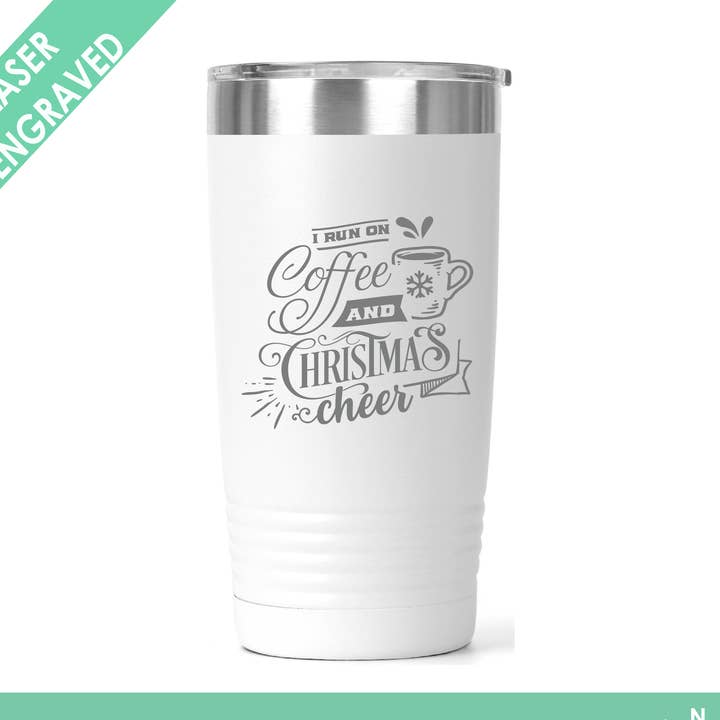 I Run On Coffee and Christmas Cheer - Kersttumbler voor wholesale door Northern Country Girl Designs, LLC