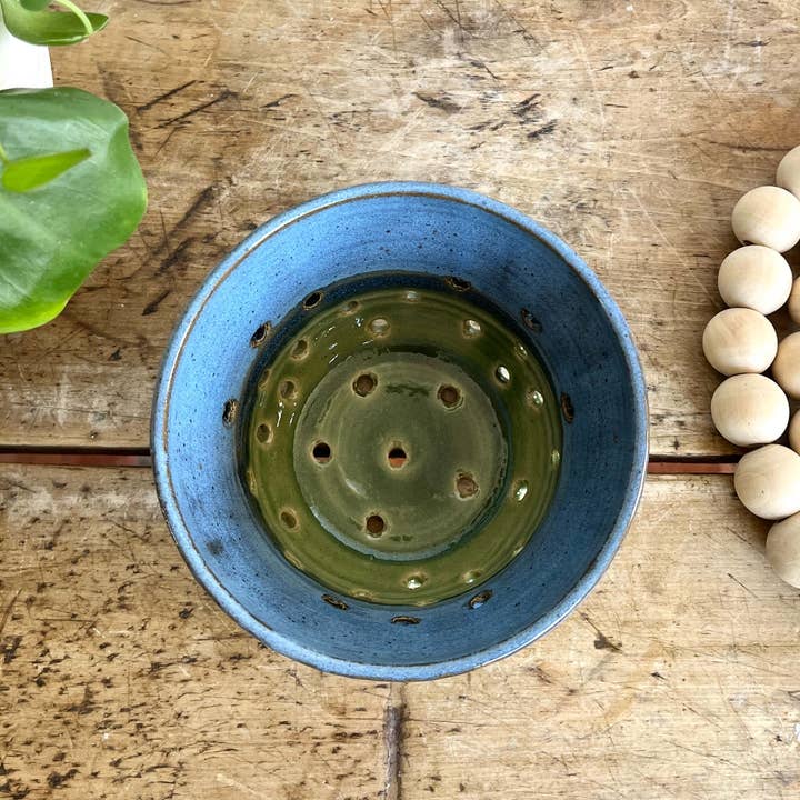 Coastal Clay Co. - Venta al por mayor Coladores - Cuenco clásico para bayas de verano con platillo - Colador de cerámica24