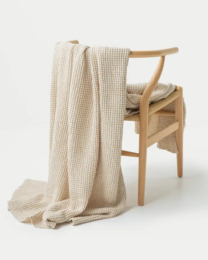 MagicLinen (We handle U.S. import procedures for you) – wholesale Prydnadsfilt – Pläd i linne med våffelstruktur i vaniljfärg2