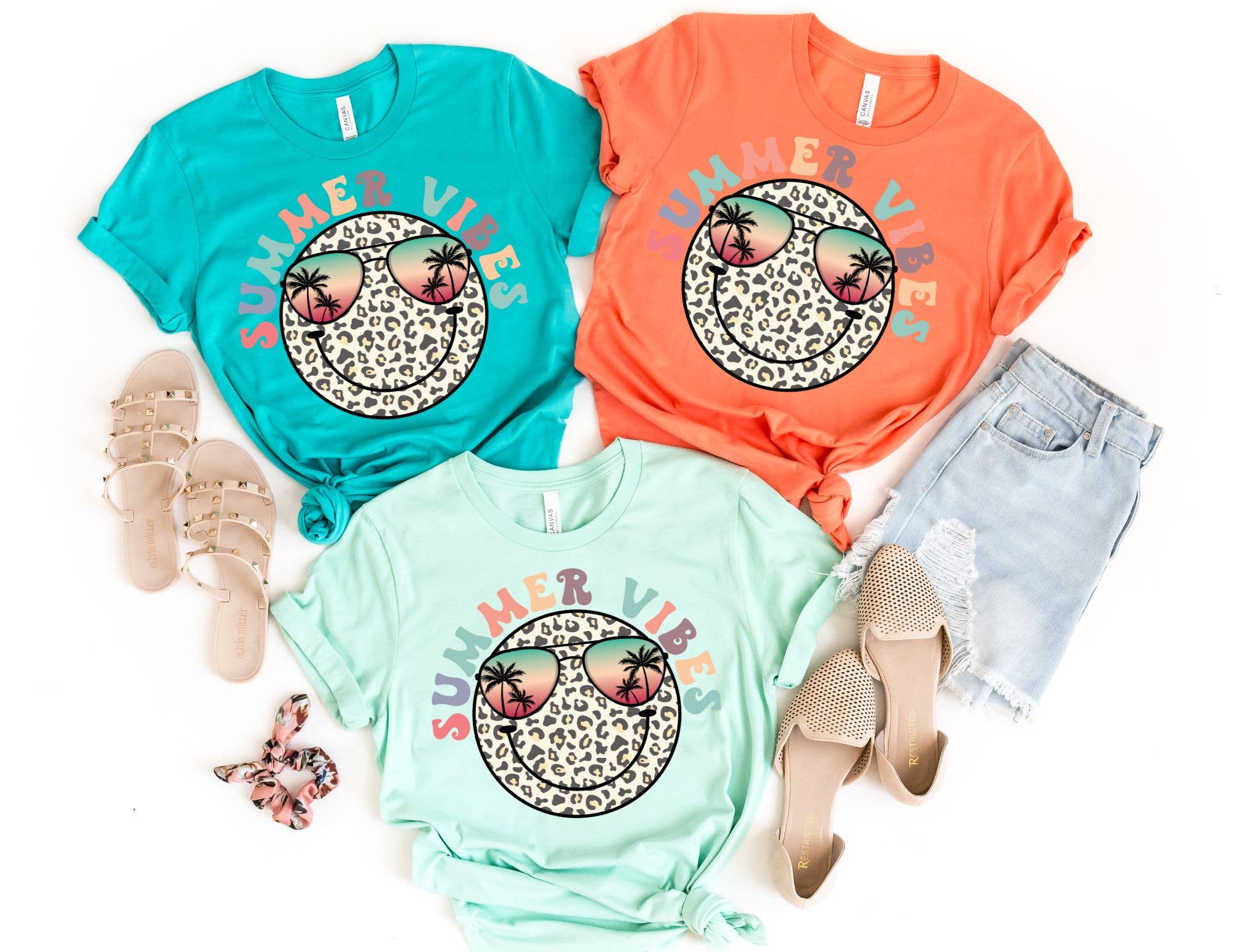 The Shirt Company – Großhandel T-Shirt (Grafikdruck) – Damen – Summer Vibes Hemd mit Smiley-Leopardengesicht - Sommerhemd1