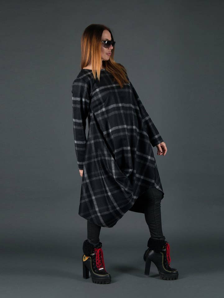 Robe d'hiver en laine à carreaux noirs HOLLY pour la vente par EUG fashion