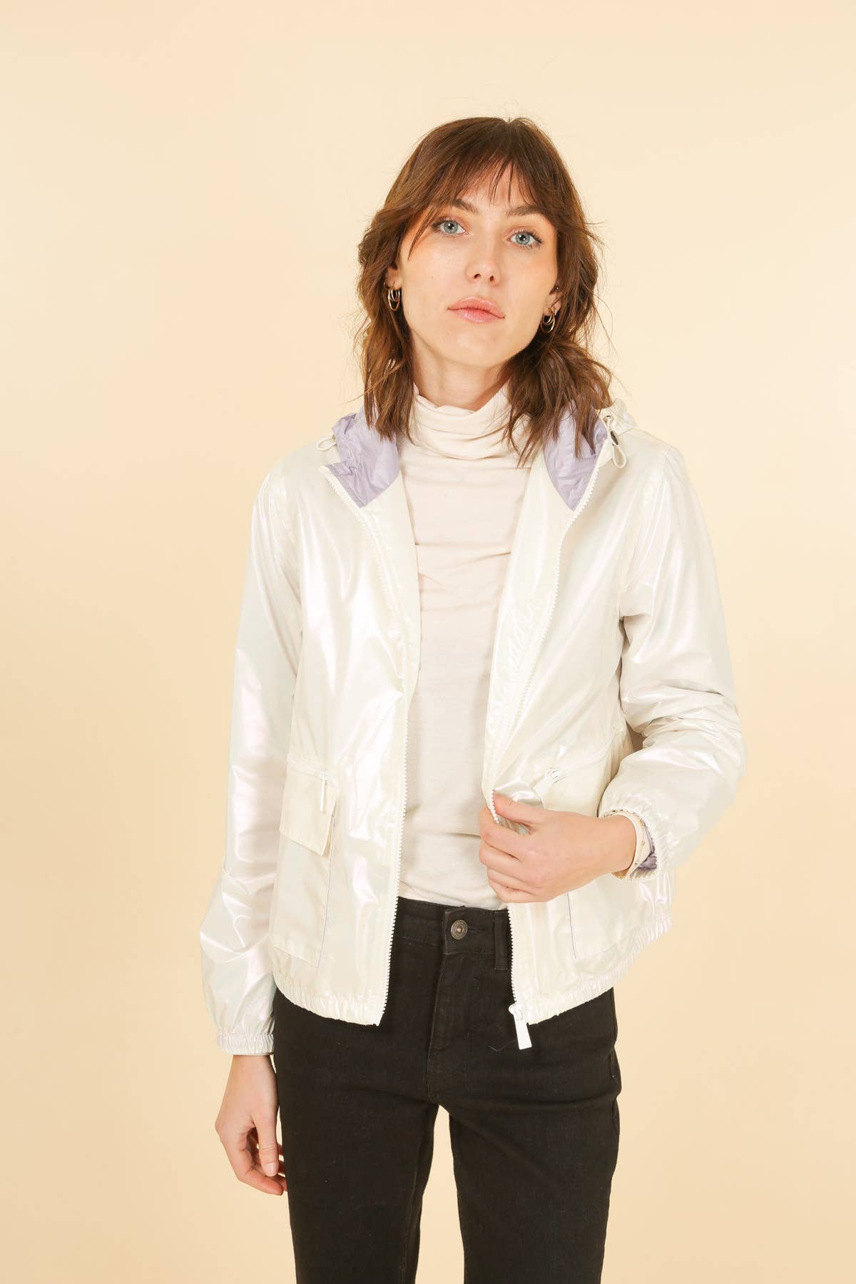 Attrait Paris – Engroshandel Vindjakke - Dame – Kort metallisk vindjakke med hætte og integreret skygge0