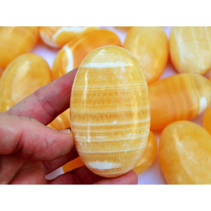 Kaia & Crystals – Engroshandel Spirituelle sten og krystaller – Orange calcit håndsten 1 kg (8-10 stk) - (50 mm - 70 mm)5