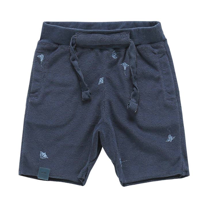 Terry Shorts med tryck - marinblå frotté med manta strålar för wholesale av OMAMImini