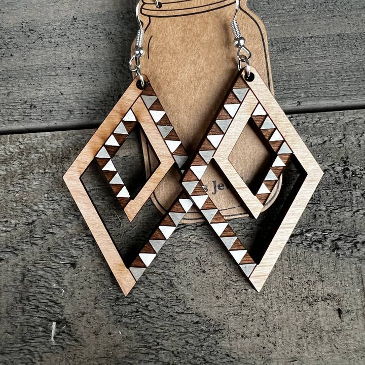Orecchini in legno geometrico con doppio diamante grigio e bianco per la vendita all'ingrosso da parte di Jill's Jewels
