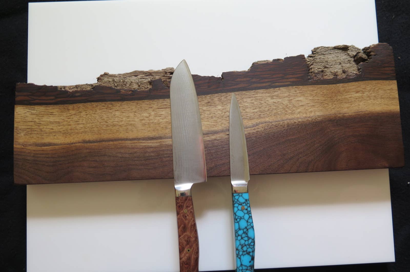 Ikigai Knives - Venta al por mayor Almacenamiento de cuchillos - Soporte magnético para cuchillos en nogal americano con borde natural y corteza1