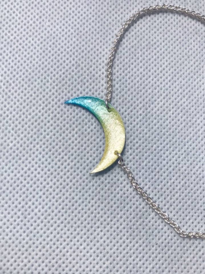Cadena de tobillo con forma de luna degradada azul y amarilla para venta al por mayor de La Chaumière à Bijoux