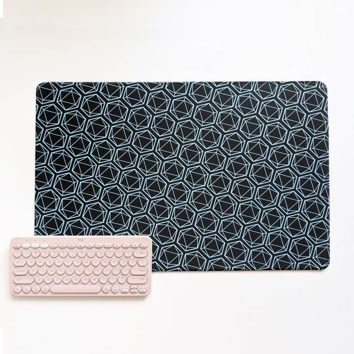 Alfombrilla de ratón d20 negra y azul, 60 x 40 cm para venta al por mayor de Sugar Cubed Studios