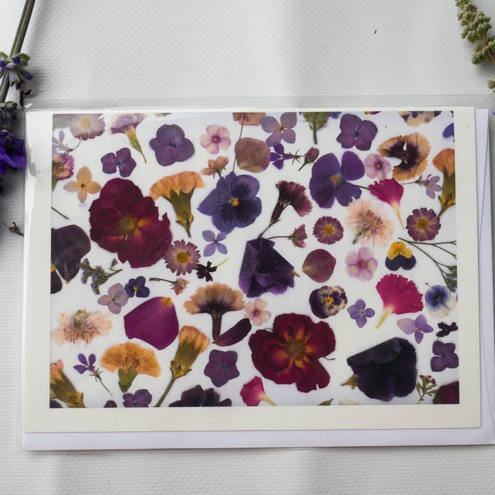 Grußkarte mit gepressten Blumen, Kunstdruck mit Bauernhofblumen für den Großhandel von Remedy Designs