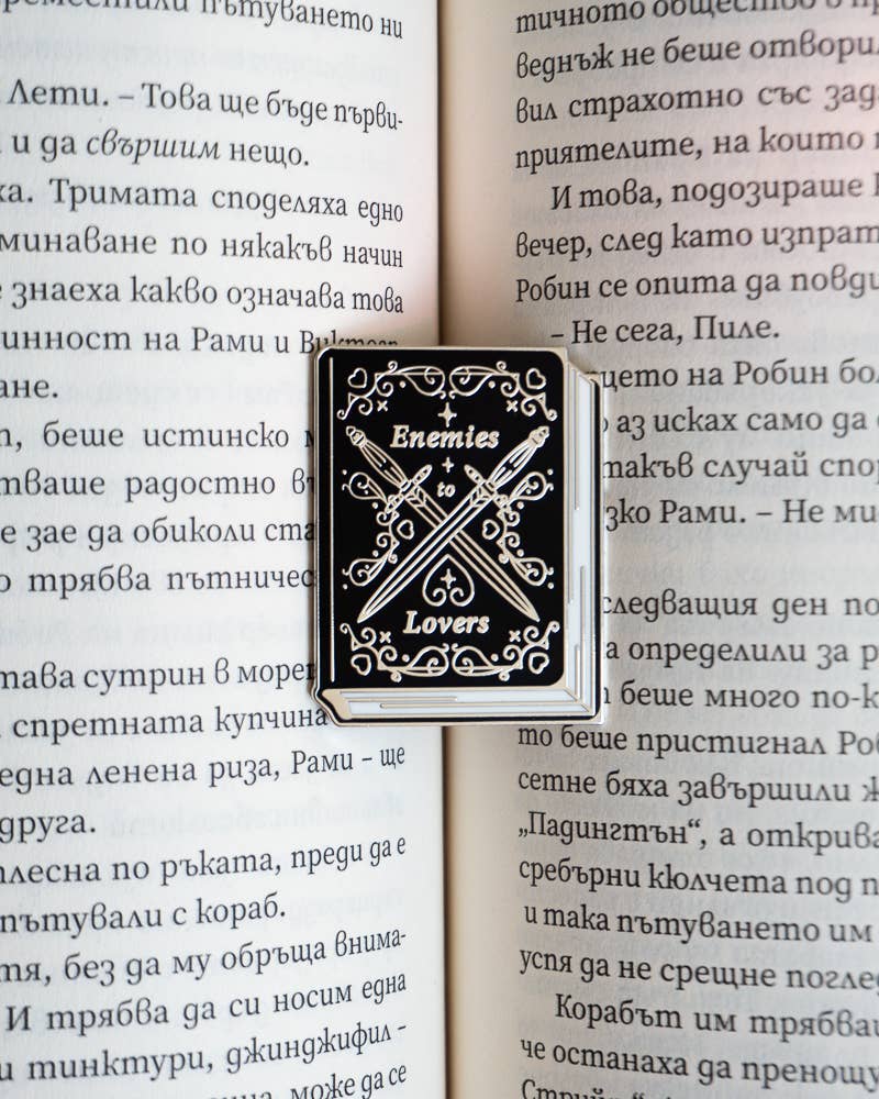 Creative Goodie - Venta al por mayor Botón/prendedor - Pin de esmalte duro «Enemies to Lovers» para amantes de los libros2