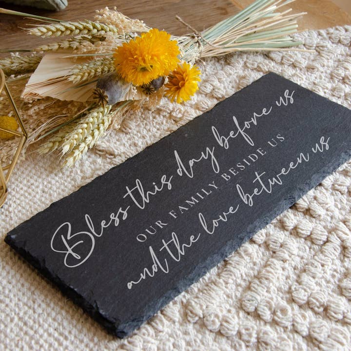 Plat de service en ardoise gravée Bless the food pour la vente par Birch and tides