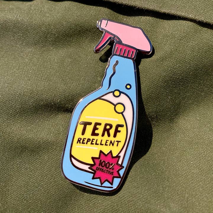 TERF-afstotende emaillen speldje voor wholesale door Rainbow & Co