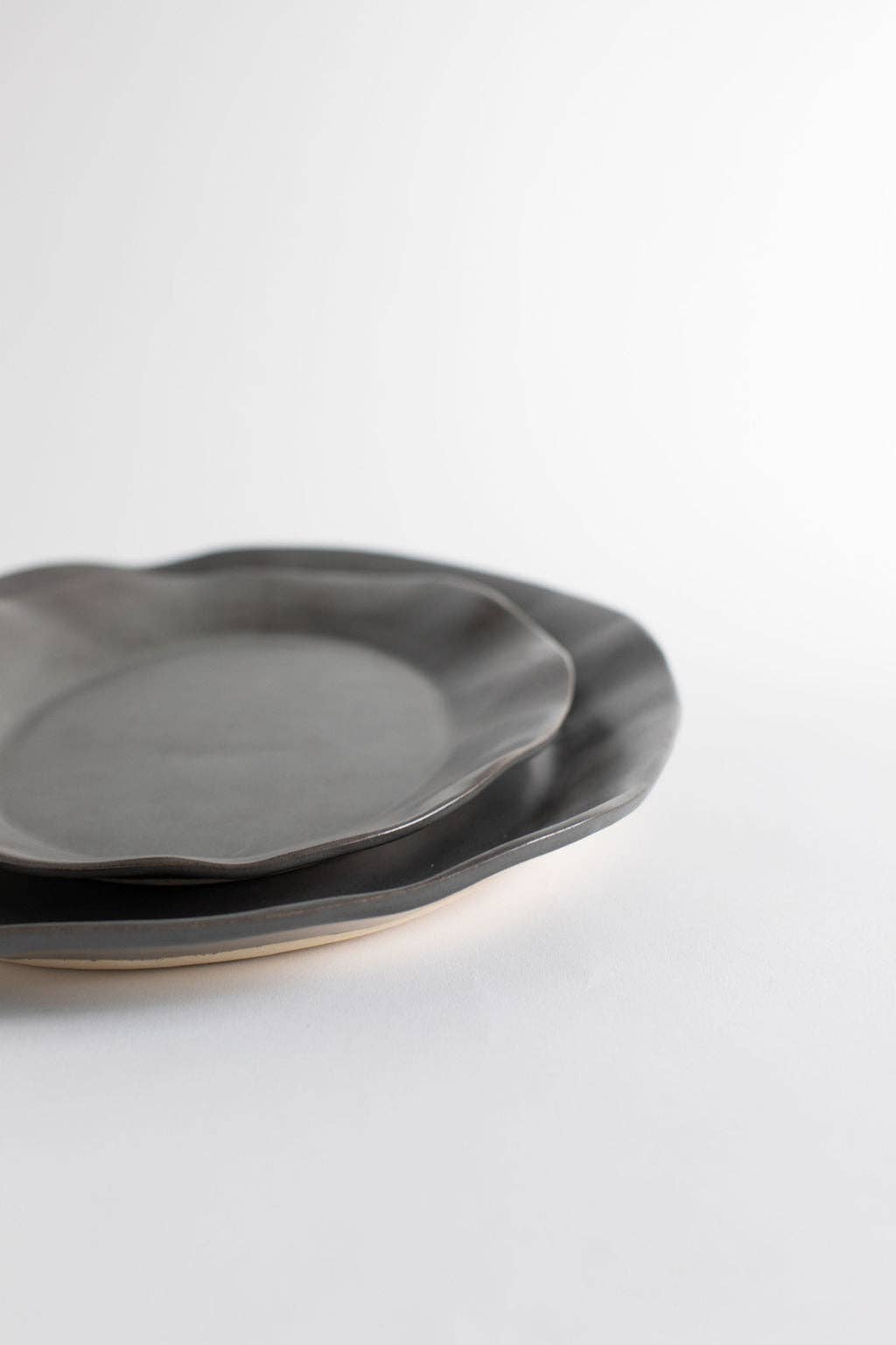 Tagliaferro Ceramics – Großhandel Servierplatten – Moderne Servierplatte in Anthrazit4