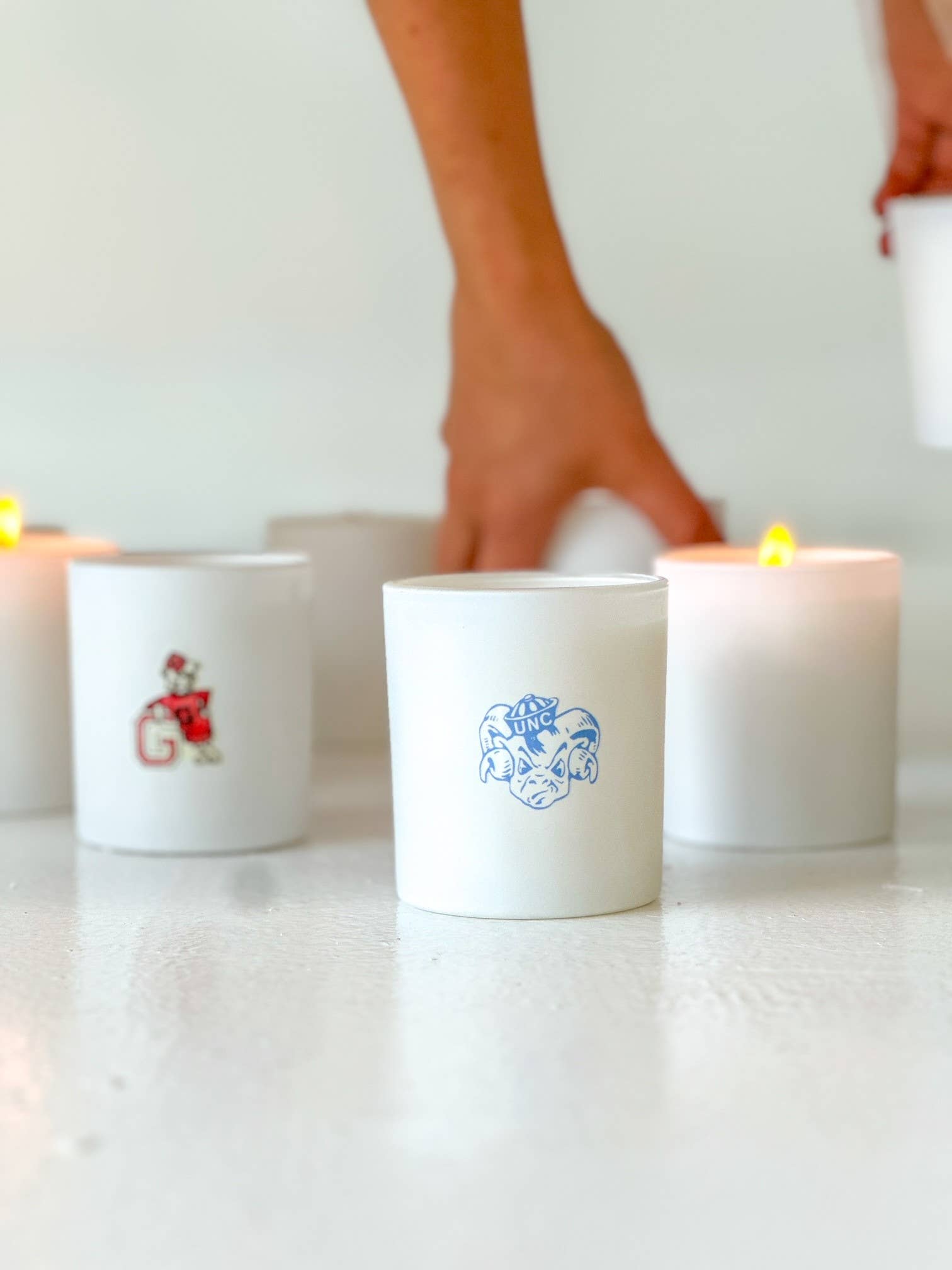Bungalow South – Vela em jarro/copo por atacado – Vela de 10 oz da Coleção Collegiate12