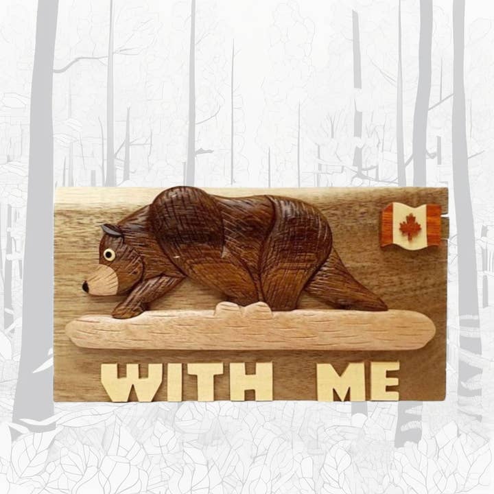 Ours avec moi avec drapeau canadien, boîte cadeau de Carver Dan. pour la vente par Carver Dan's