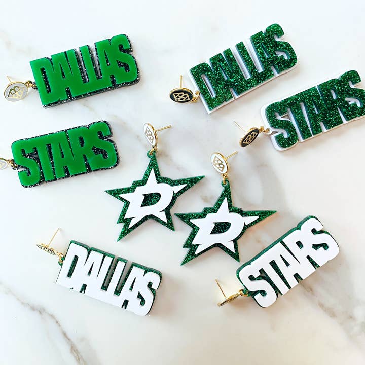 Brianna Cannon – Großhandel Ohrhänger – Dallas Stars - Grünes DALLAS STARS über schwarzem Glitzer mit weißem Logo-Oberteil