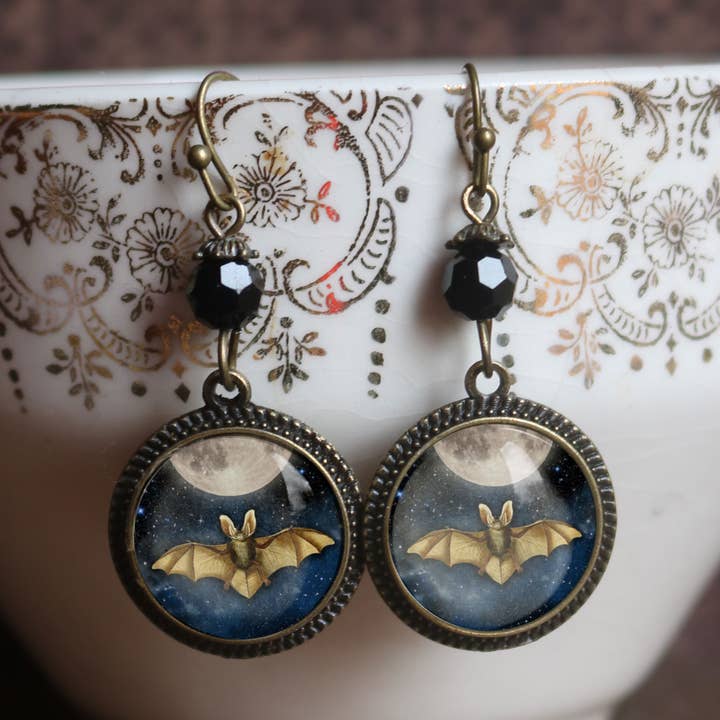 Pendientes góticos de Halloween con murciélago y luna llena para venta al por mayor de The Divine Iguana