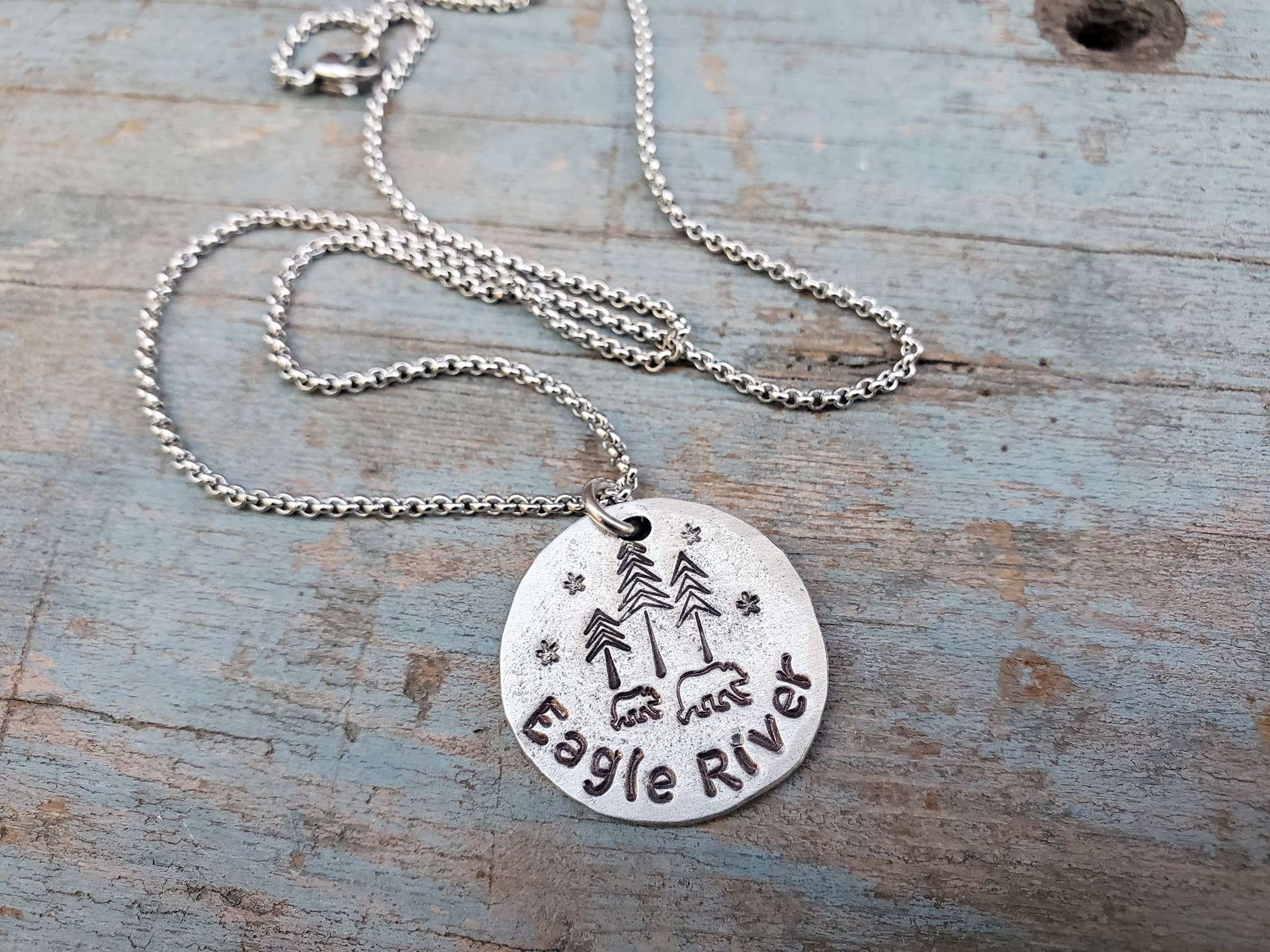 Kathryn's Collection - Vente Colliers à pendentif - Colliers personnalisés estampés à la main « Your Town »0