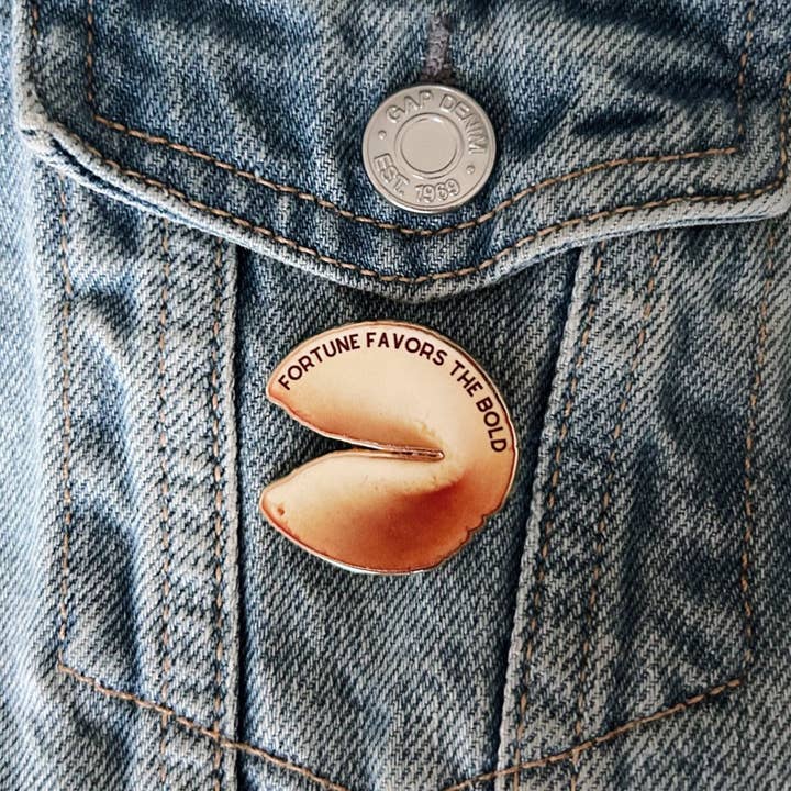 Épingle en émail de biscuit de fortune – La fortune sourit aux audacieux pour la vente par The Storyline Styles