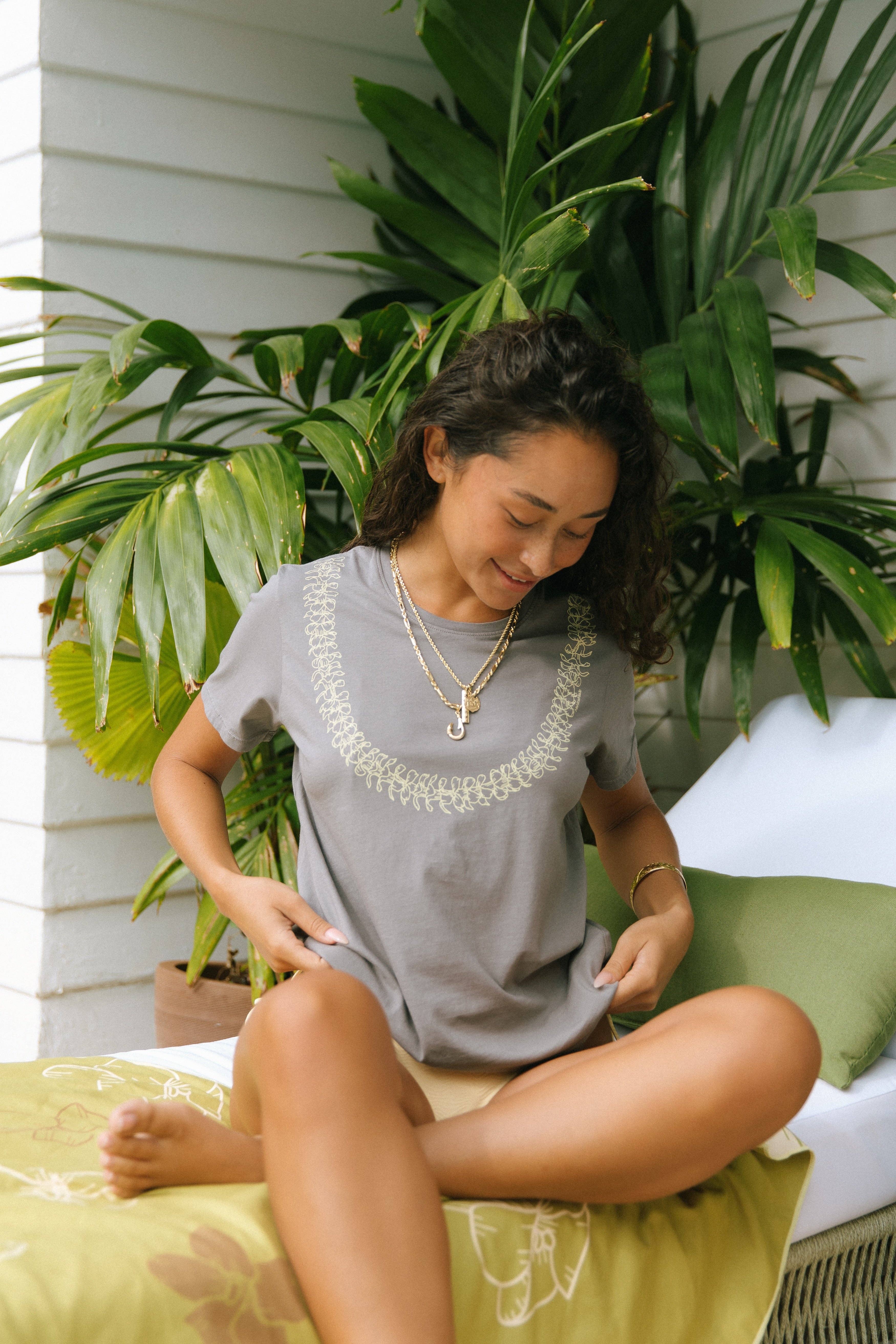 Mahina Made - Vente T-shirt sérigraphié – femme - Tee Lei Pua Kenikeni - Bois flotté1