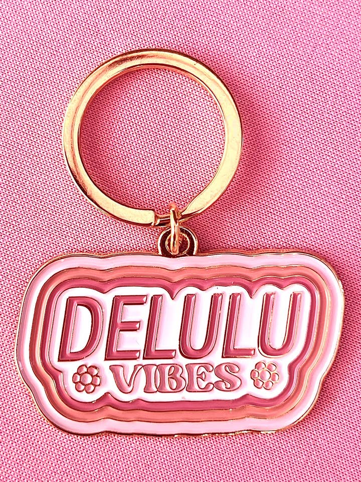 Delulu Vibes, Schlüsselanhänger aus weichem emailliertem goldfarbenem Metall, 2 x 1,125 Zoll für den Großhandel von LAZYBOYPRINTS