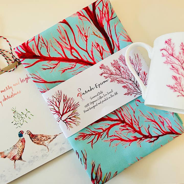 Set Regalo Oceano, Tazza in Fine Bone China, Strofinaccio Organico, Carta approvata FSC - di Sarah Epsom per la vendita all'ingrosso da parte di Sarah Epsom