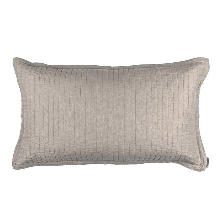 Coussin rembourré Tessa pour lit king size en raphia, 20 x 36 pour la vente par Lili Alessandra
