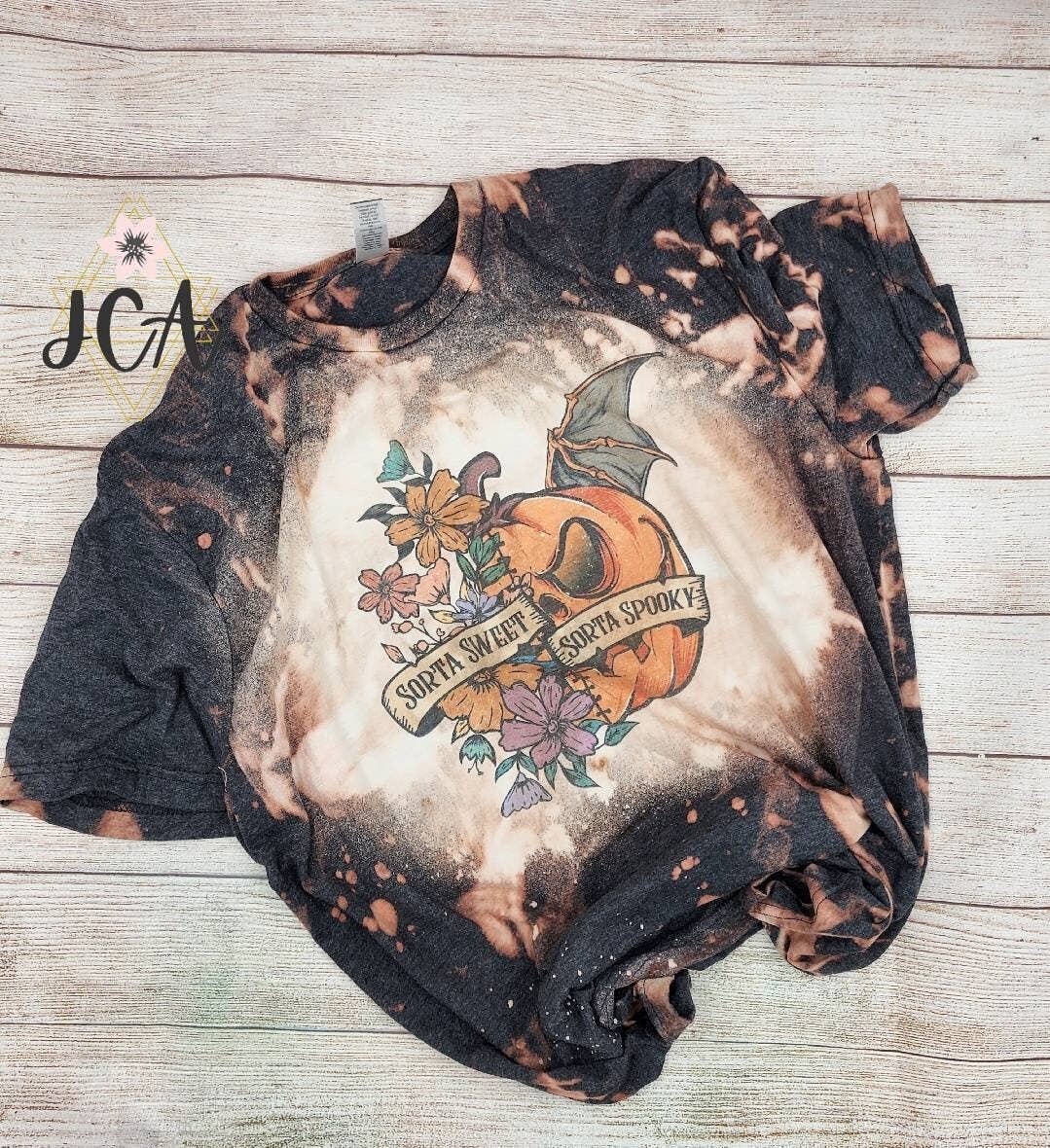 Jocelyn's Comfy Apparel – wholesale T-shirts med screentryck – Dam – Sorta Sweet Sorta Spooky Skjorta, Blekt Halloween-skjorta1