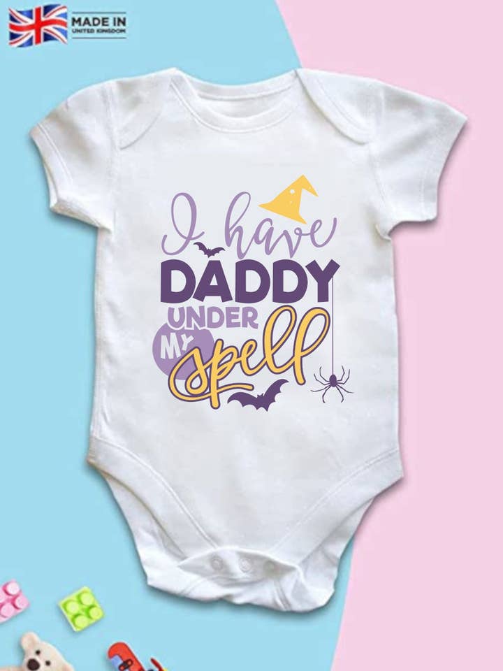Body da bambino a maniche corte con scritta «I Have Daddy Under My Spell» per Halloween per la vendita all'ingrosso da parte di Little Ratbag