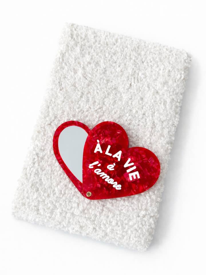 Hartvormig zakspiegeltje in rood voor wholesale door Un baiser français s'il vous plaît