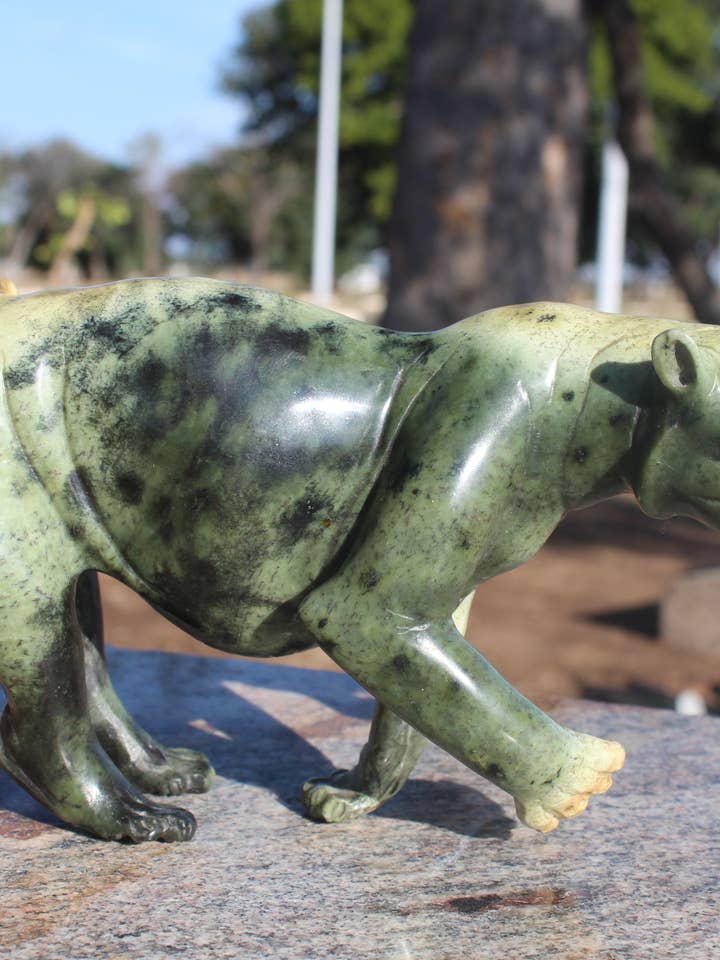 Leopardo intagliato a mano per la vendita all'ingrosso da parte di AVAC Arts