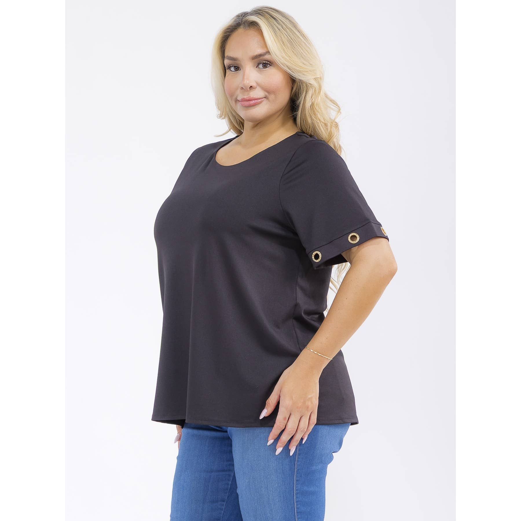 Svart PLUSMODELL SCOOP-HALS RINGSTEN NITDETALJ MODE-T-SHIRT för wholesale på Faire1
