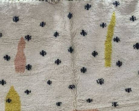 BohoVibeCraft – Großhandel Teppichvorleger – Abstrakter marokkanischer Wollteppich mit Paillettenfransen | Boho-Dekor1