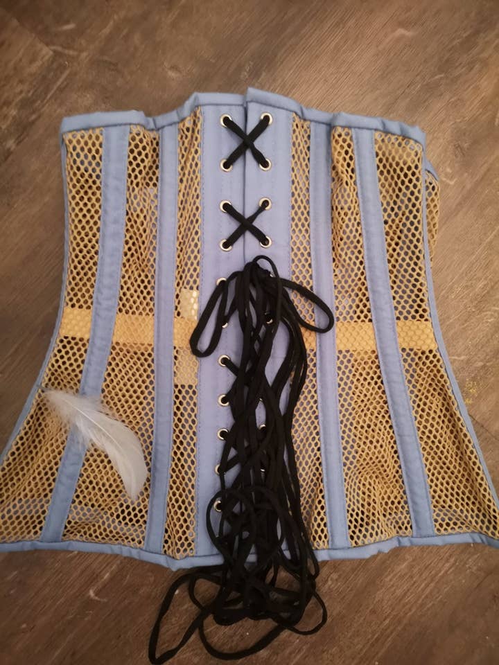 Blå og beige stålbenet underbust mesh-korset for engroshandel hos corsettery