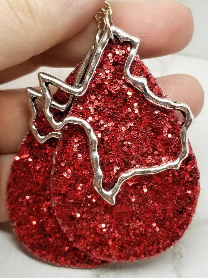 Orecchini a goccia in similpelle, molto scintillanti, rossi e brillantini, con grandi sovrapposizioni di ciondoli texani per la vendita all'ingrosso da parte di Simply Raevyn