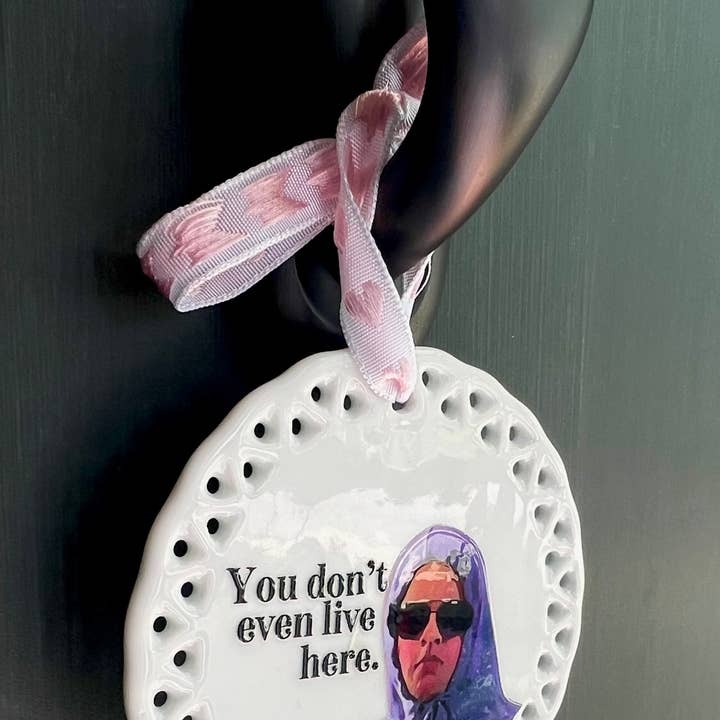 Plaque murale ou ornement de porte d'entrée "Vous n'habitez même pas ici" pour la vente par Buffalovely