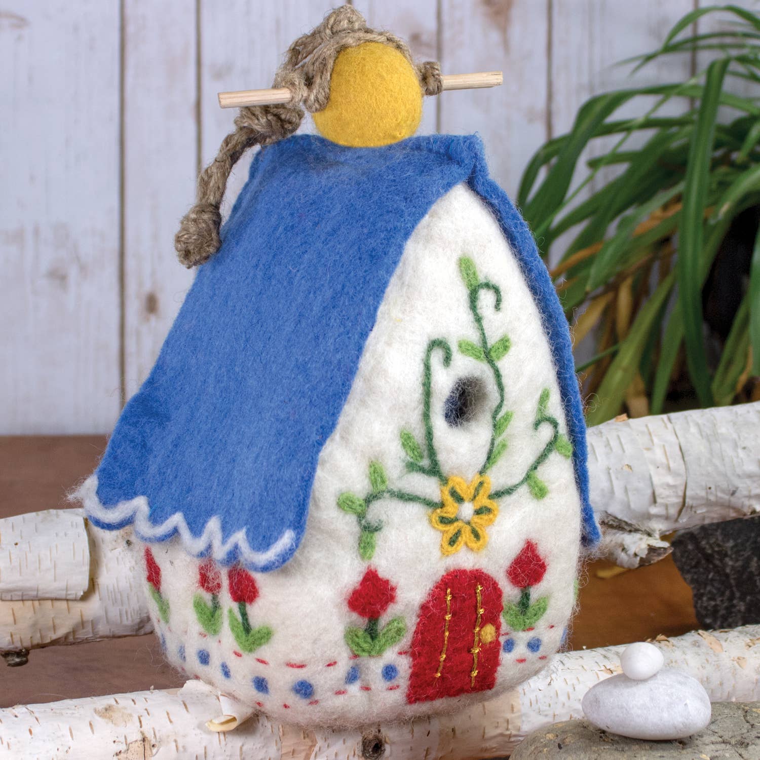 dZi Handmade - Venta al por mayor Casita para pájaros - Casa para pájaros Heidi Chalet hecha a mano en fieltro1