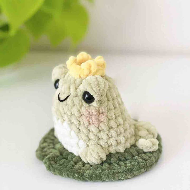TOMOPOD LLC - Wholesale Car Decorative Charm - Unisex - Cute Crochet Green Frog, Amigurumi Frog,Handmade Stuffed Toy