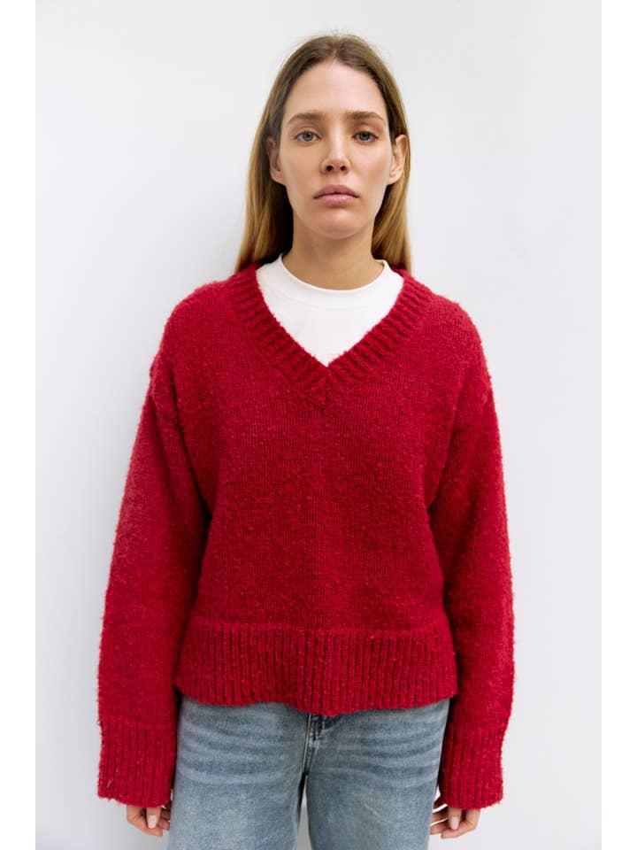 MOD REF – wholesale Knitted jumper – Women′s – The Glen Sweater | Oversized Boucle Knit V-Neck Sweater25