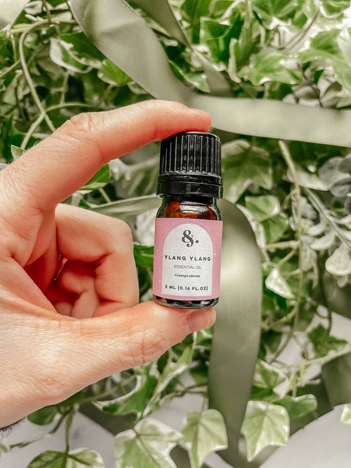 Ylang Ylang pour la vente par Ampersand Candles + Oils