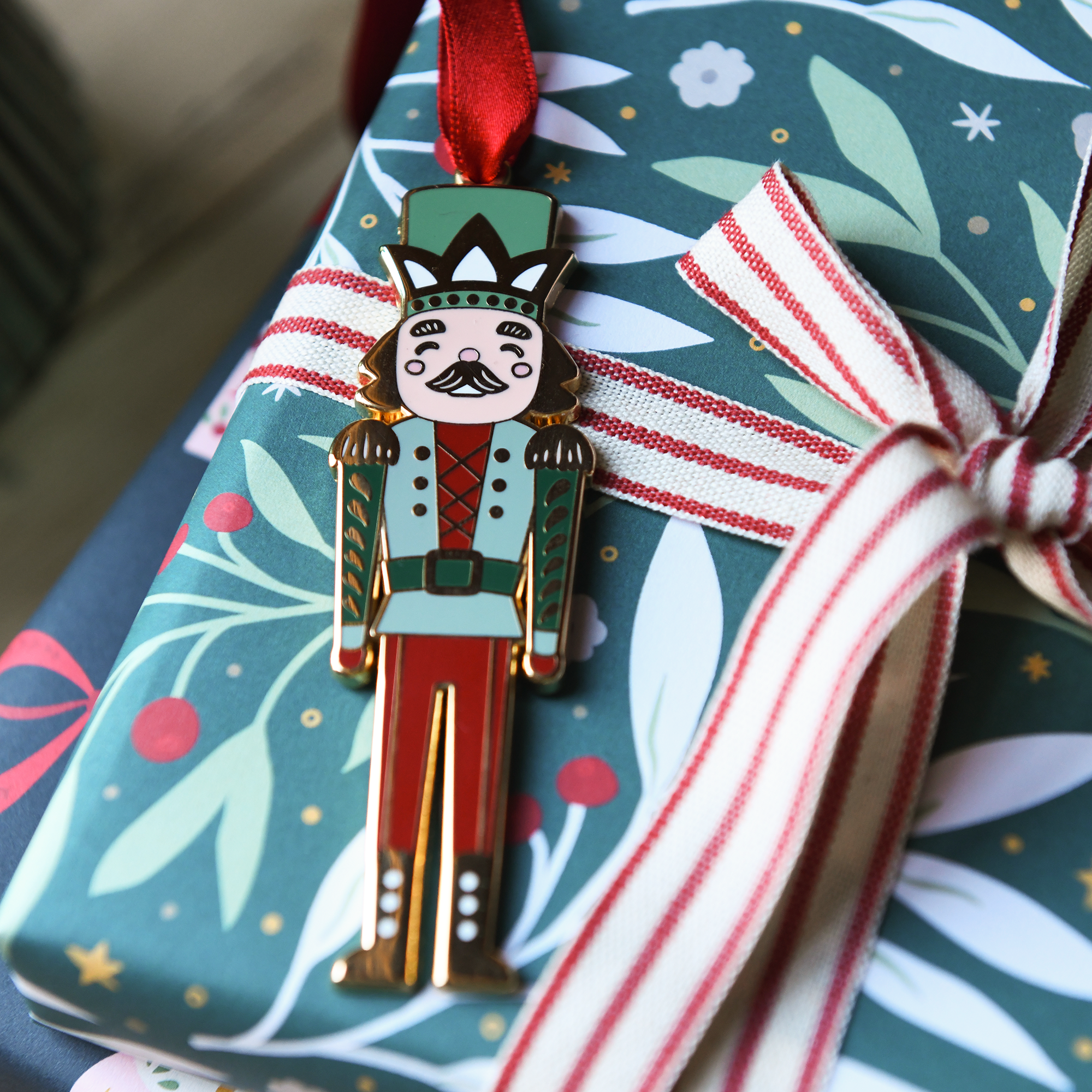 Clara and Macy - Venta al por mayor Adornos - Decoración de árbol de Navidad esmaltado con forma de cascanueces1